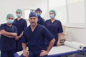 médico ortopedista trabalhando em conjunto com sua equipe multiétnica foto