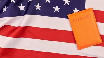 passaporte na bandeira nacional dos estados unidos da américa foto