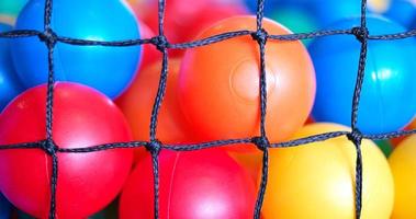 bolas de brinquedo de plástico colorido na piscina de jogo foto