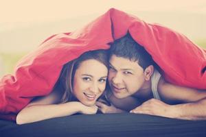 jovem casal na cama foto