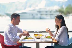 casal tendo lanche no belo restaurante foto