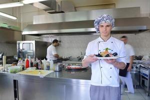 chef preparando comida foto