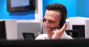 operador de call center masculino fazendo seu trabalho foto