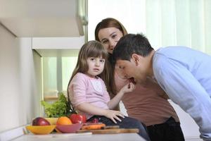 família jovem feliz na cozinha foto