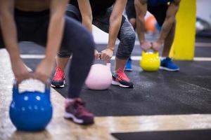 atletas fazendo exercícios com kettlebells foto