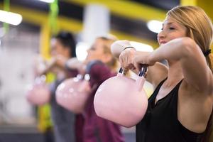 atletas fazendo exercícios com kettlebells foto