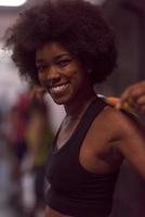 mulher negra levantando barra vazia foto