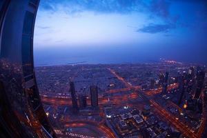 horizonte noturno de dubai foto