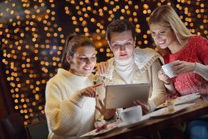 grupo de meninas felizes olhando para um tablet pc foto