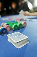 mulher joga jogo de cartas black jack no cassino foto