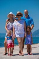 retrato de família feliz de várias gerações à beira-mar foto