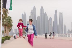 mãe e menina bonitinha no passeio foto