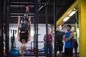 mulher malhando com personal trainer em anéis de ginástica foto