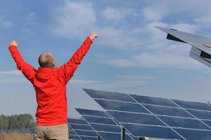 engenheiro de painel solar masculino no local de trabalho foto