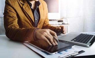 empresários reunidos para analisar e discutir e debater os dados do gráfico do relatório financeiro no trabalho em equipe do consultor financeiro do escritório e no conceito de contabilidade. foto