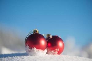 bola de natal na neve foto