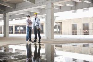 equipe de arquitetos no canteiro de obras foto