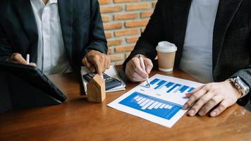 processo de trabalho em equipe. foto equipe de negócios jovem trabalhando com novo projeto de inicialização. reunião de gerentes de projeto. analisar planos, papéis. no escritório da mofern