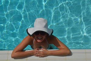 mulher feliz na piscina foto