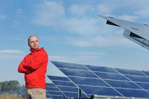 engenheiro de painel solar masculino no local de trabalho foto