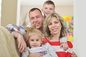 família jovem feliz em casa foto