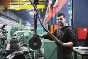 trabalhadores da indústria pessoas na fábrica foto