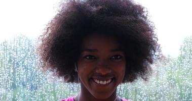 retrato de jovem afro-americana no ginásio foto