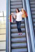 feliz casal jovem em compras foto