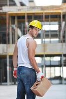 trabalhador duro no canteiro de obras foto