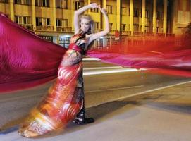 mulher elegante na rua da cidade à noite foto