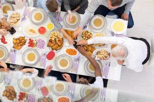 vista superior da família muçulmana multiétnica moderna tendo um banquete do ramadã foto