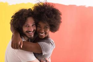 jovem casal multiétnico feliz abraçando foto