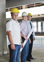 equipe de arquitetos no canteiro de obras foto