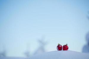 bola de natal na neve foto