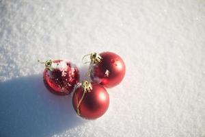 bola de natal na neve foto