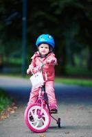 menina com bicicleta foto