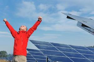 engenheiro de painel solar masculino no local de trabalho foto