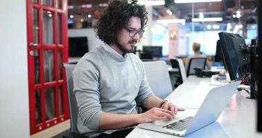 empresário trabalhando usando um laptop no escritório de inicialização foto