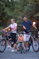 jovem família com bicicletas foto