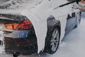 limpeza automática profissional, lavagem de carro com pistola de espuma de alta pressão foto