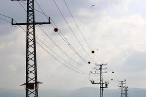 fios elétricos que transportam corrente de alta tensão. foto