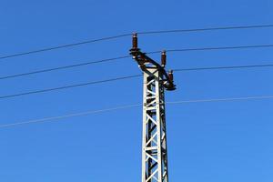 fios elétricos que transportam corrente de alta tensão. foto