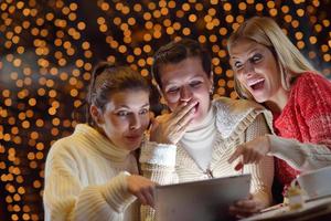 grupo de meninas felizes olhando para um tablet pc foto