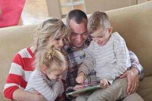 família jovem feliz em casa foto