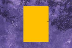 maquete de cartaz quadrado amarelo vazio com sombra clara no fundo da parede de concreto roxo. foto