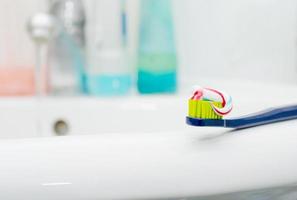 escova de dentes com creme dental na pia
