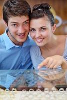 casal jovem feliz em joalheria foto