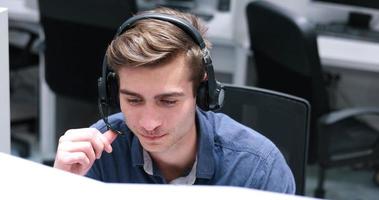 operador de call center masculino fazendo seu trabalho foto