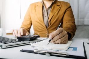 empresários reunidos para analisar e discutir e debater os dados do gráfico do relatório financeiro no trabalho em equipe do consultor financeiro do escritório e no conceito de contabilidade. foto