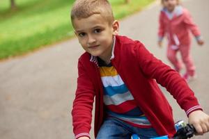 menino na bicicleta no parque foto